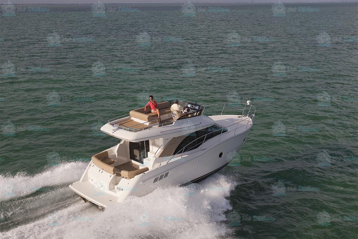 CARVER C34 MOTOR YACHTS